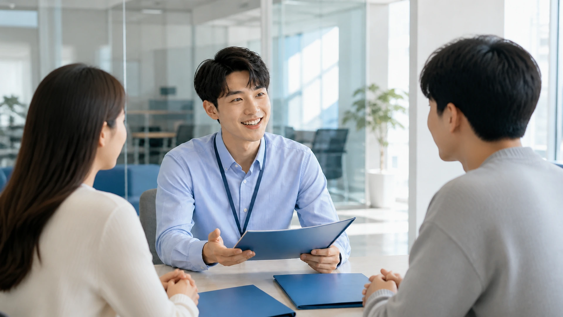 남성 인사담당자가 남녀 신규 구성원에게 입사 절차를 안내하는 밝은 본사 장면