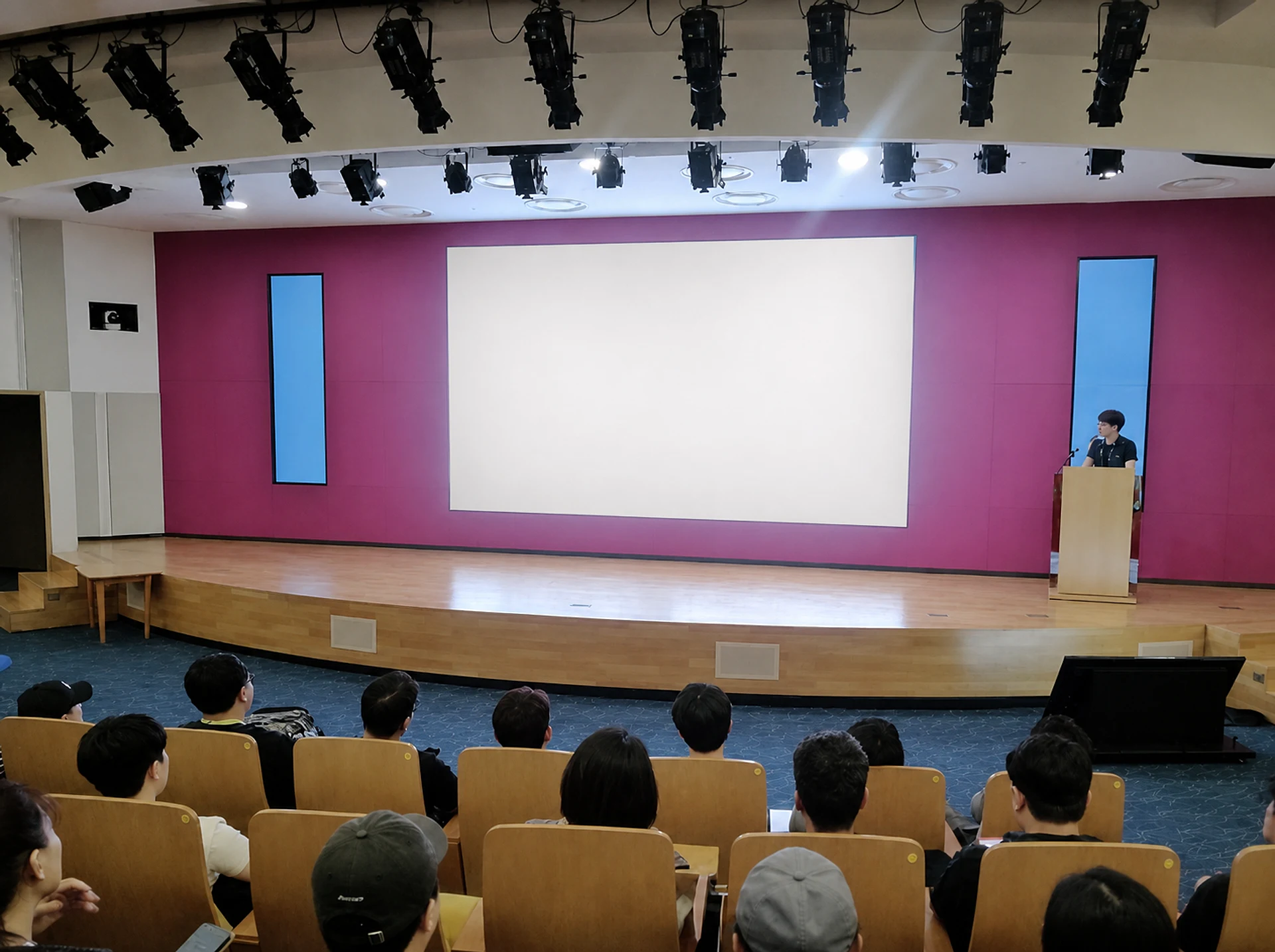 교육장에서 작업자들이 정기안전보건교육을 듣는 모습