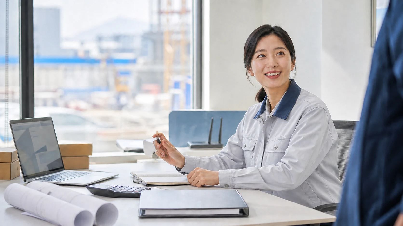 사무실에서 계약 조건과 현장 개설 준비 항목을 검토하는 현장 공무 담당자